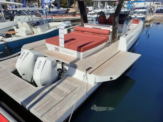 Le cockpit ouvert du Seawalker 35