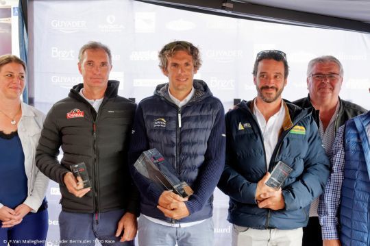 Le podium de la Guyader Bermudes 1000 Race 2022 : Jéremie Beyou, Charlie Dalin, Louis Burton © François Van Malleghem - Guyader