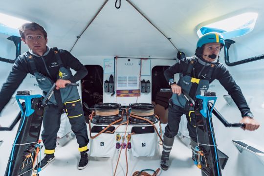 Tom Laperche et François Gabart aux commandes de SVR-Lazartigue © Guillaume Gatefait