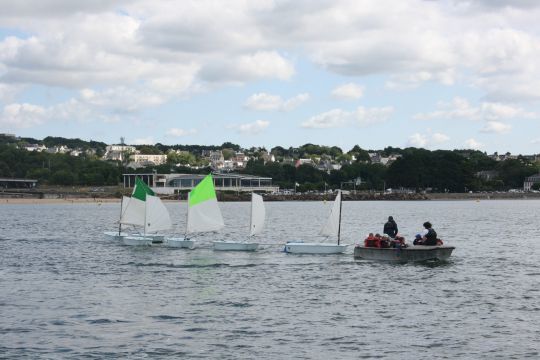 Les moniteurs de voile légère encadrent des enfants en Optimist