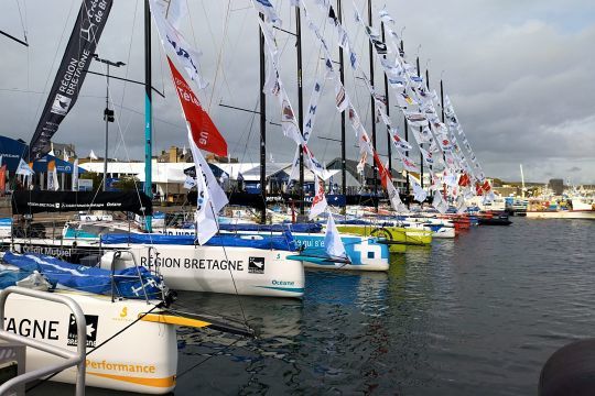 Les 11 Figaro Bénéteau 3 pavoisés le long du quai