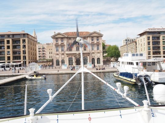 L'éolienne produit son courant devant la Mairie de Marseille