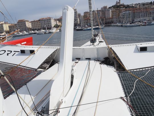 L'imposante dérive centrale porte le tirant d'eau à 5.7m