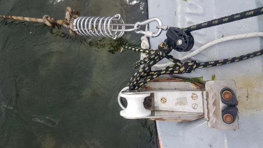Le dispositif lors de nos essais. L'amortisseur est frappé à la poulie et au câblot du mouillage. Notez que pour un montage définitif, le cordage choisi devra être plus solide.