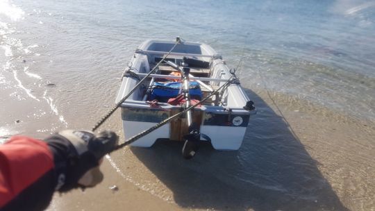 Pour cet essai, l'ancre a été jetée trop loin du rivage... nous n'avons pas assez de cordage à terre pour un amarrage.