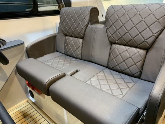 Deux fauteuils avec accoudoirs pour une position de conduite confortable