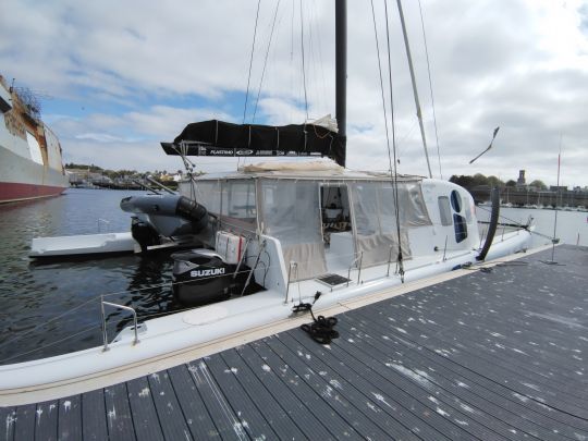 La zone arrière était initialement prévue pour accueillir un catamaran de la petite coupe de l'America