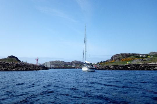 L'entrée de Kinlochbervie, marquée par des perches rouge et verte