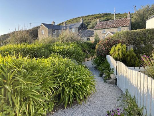 Promenade sur New Grimsby Harbour, ou les luxuriant jardins profitent du climat