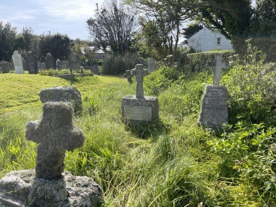 La chapelle est entourée d'un cimetière offrant un lieu de recueillement et de paix, offrant une vue imprenable sur la mer.