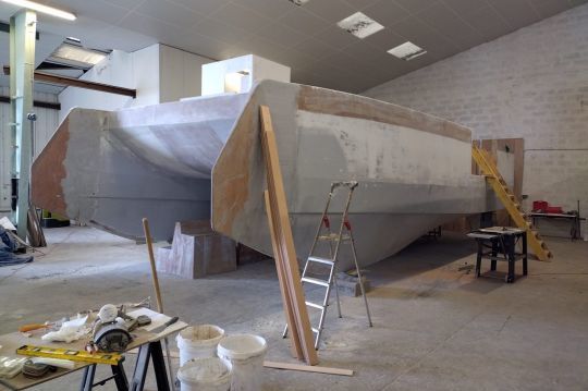 Une gamme de bateaux en contreplaqué comme ce catamaran pour la plongée