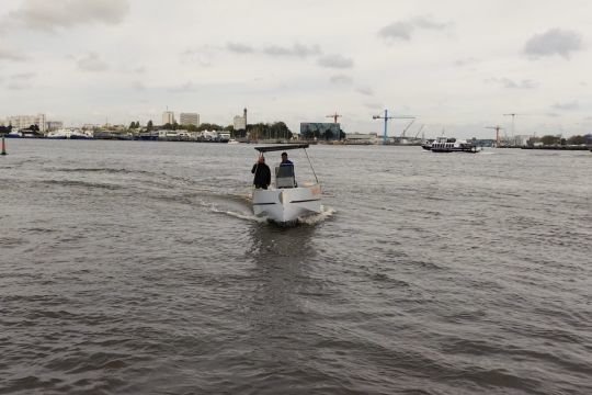 Une carène aux entrées d'eau fines