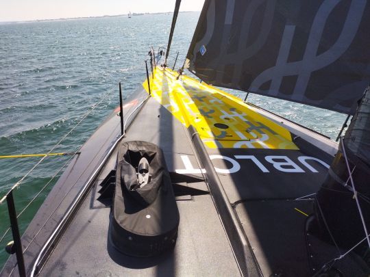 Foils en position basse, les puits de foils sur le pont restent imposants. L'accès à la soute à voile, possible depuis l'intérieur, se fait aussi sur la plage avant