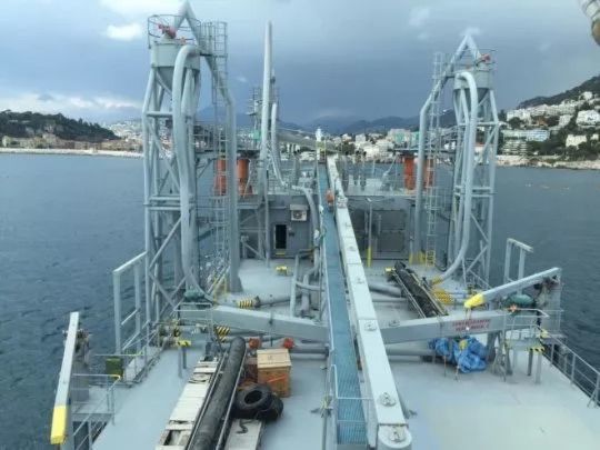 Vue depuis a passerelle encombrée d'un cimentier