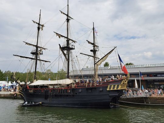 Etoile du Roy est la réplique en bois d'une frégate corsaire malouine de 1745. Ce navire 3 mâts de 310 tonneaux avec 240 hommes d'équipage était armé de 20 canons