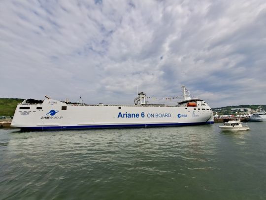 La Canopée, qui transporte les fusées Ariane entre la France et la Guyane, sera bientôt équipée d'ailes rigides.