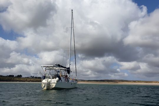 Le voilier Arthur au mouillage