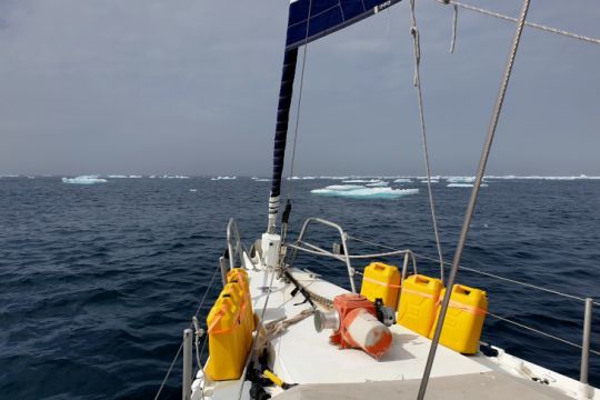 De la glace et petits growlers au nord-ouest de l'Islande