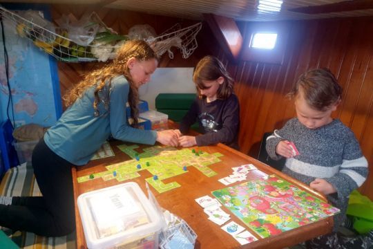 Les enfants jouent pendant la traversée vers le Groenland