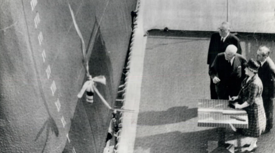 Madame De Gaulle baptisant le France à Saint-Nazaire, le 11 mai 1960 © Keystone Pictures USA