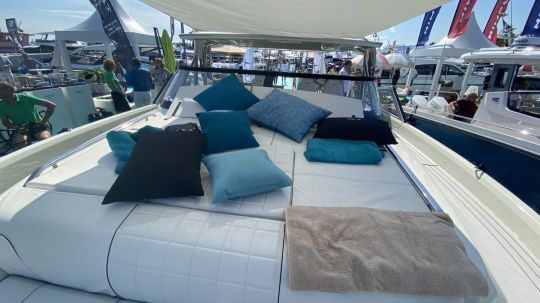 Bain de soleil avant du Yot 36
