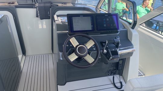 Poste de pilotage du Yot 36