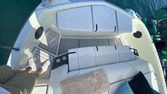 Cockpit avant du Yot 36
