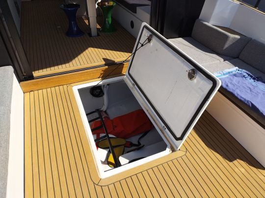 Un grand coffre de rangement dans le cockpit