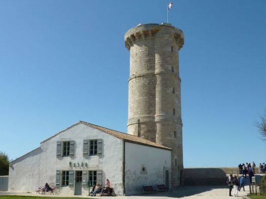 Ancien phare des Baleines transformé en musée consacré aux phares et balises  © CC BY-SA 4.0 Patrick Despoix 