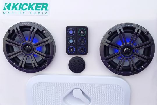 Le Kit MédiaBox Kicker sur une console