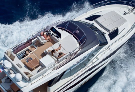 Le Flybridge de la Prestige F4 offre tout l'équipement pour naviguer et profiter © Jean-François Romero