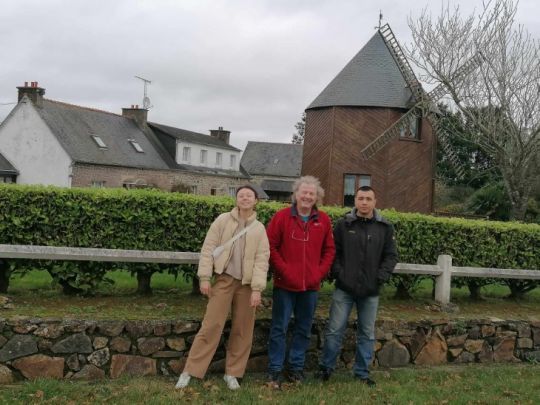 Jean-François Diné et ses enfants, Victor et Céline, l'équipage du Folle Avoine, devant le futur centre ''Milin Kemper'' à Quemper-Guezennec © Jean-François Diné