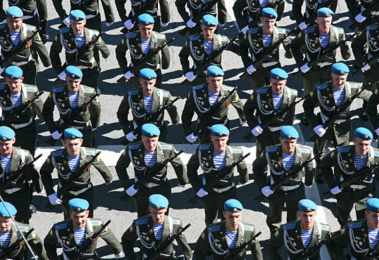 Troupes navales russes arborant la marinière © Kachavara