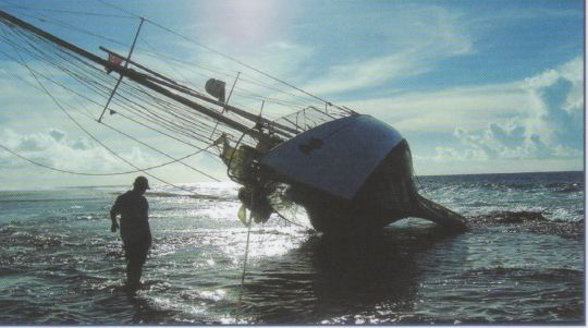 Gipsy Moth IV échoué sur un récif corallien de Rangiroa