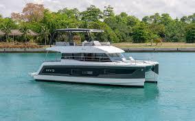 The Fountaine Pajot MY5 is one of the Leopard's main rivals.