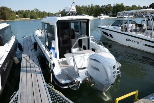 Le cockpit ouvert du Quarken 27 Cabine avec son moteur Yamaha de 300 chevaux