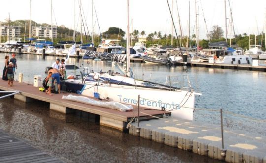 Geoffrey Thiriez et Amaury Dumortier, au rangement de leur Figaro 2