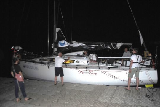 Ludovic Gérard quitte le ponton d'accueil pour aller se ranger à l'emplacement dédié