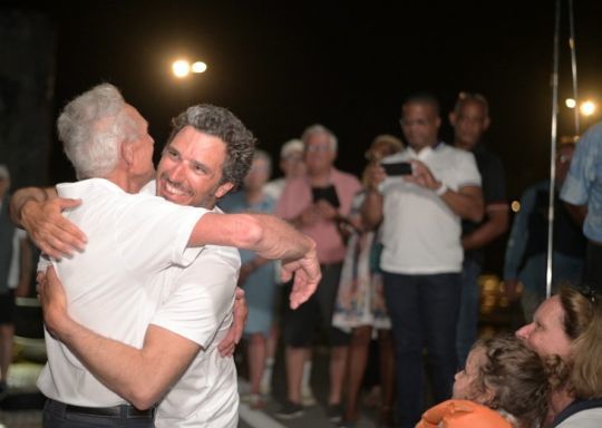 Geoffrey Thiriez, reçu chaleureusement par son père dans une étreinte