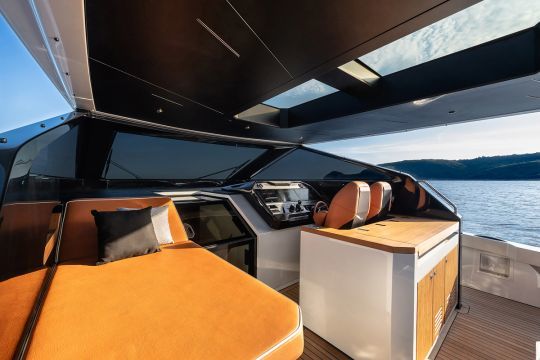 Un espace avec cuisine derrière le poste de pilotage © Leonardo Andreoni - Guerrieri Visual