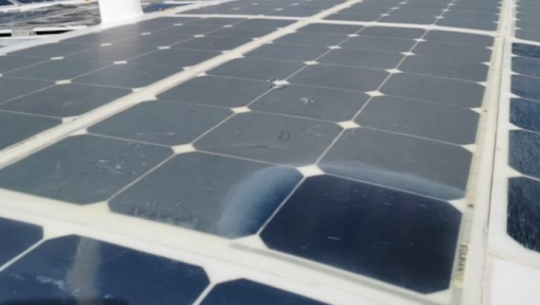 Photo des premiers essais de polish sur les panneaux photovoltaïques Solbian © Energy Observer