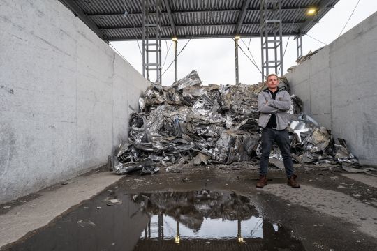 Daniel Roesner devant la ferraille recyclÃ©e