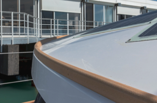 Un rebord sur la casquette permet la récupération de l'eau de pluie © Permaboat