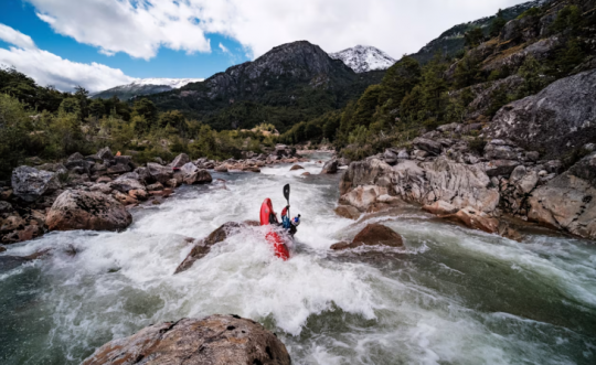 Nouria Newman sur les eaux sauvages de Patagonie © Erik Boomer