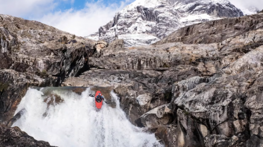 Nouria Newman sur les eaux sauvages de Patagonie © Erik Boomer