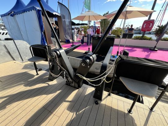 Le support en V recevant les winchs et bloqueurs est une très bonne idée