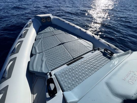 Le solarium avant accueille facilement deux à trois personnes