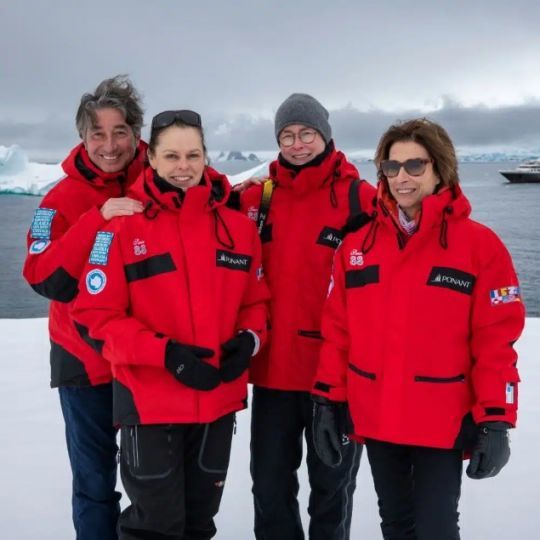 Laurent Mayet, président-fondateur du Cercle Polaire, Laurence de La Ferrière, Tiina Itkonen, et Kate Leeming, exploratrices, étaient invités à bord de L'Austral en 2023 © Ponant