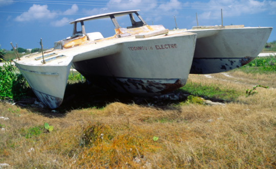 Le Teignmouth Electron à Cayman Brac en 1991. L'épave s'est considérablement détériorée depuis.