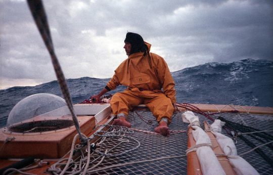 Pieds nus sur un trampoline au milieu de l'Atlantique